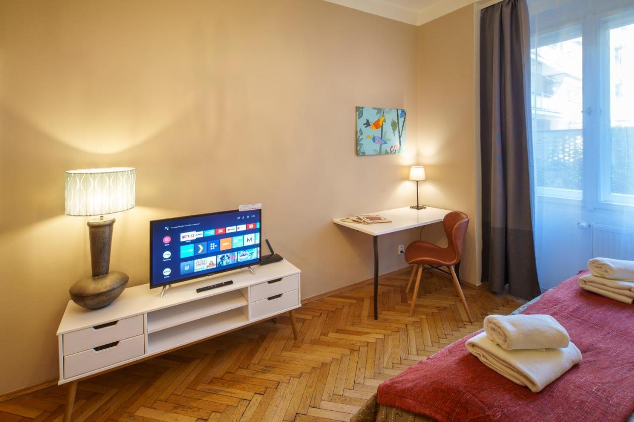 Dlouha Apartment With Balcony Прага Екстер'єр фото